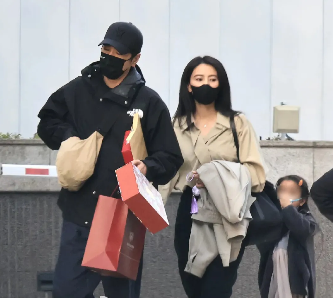 高圆圆一家三口回台，为婆婆庆祝70大寿，5岁的女儿，长得像极了爸爸赵又廷。
赵又