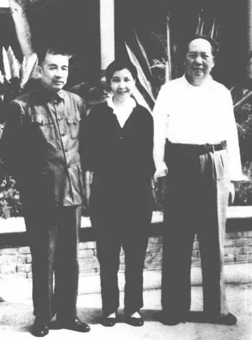 1960年，毛主席和陶铸曾志夫妇的合影。
毛主席和曾志是井冈山上的老战友，曾志当