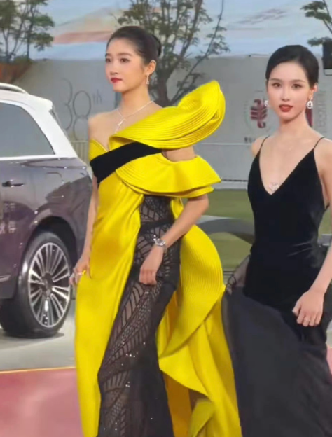 关晓彤的明艳与陈都灵的清冷形成风格碰撞，多数网友认为两人“养眼加倍”，认证账号“