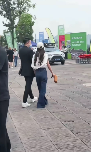 汪小菲马晓梅在大街上走着。
​虽然有长长的裤子遮挡着，依然能看到马晓梅穿着近15