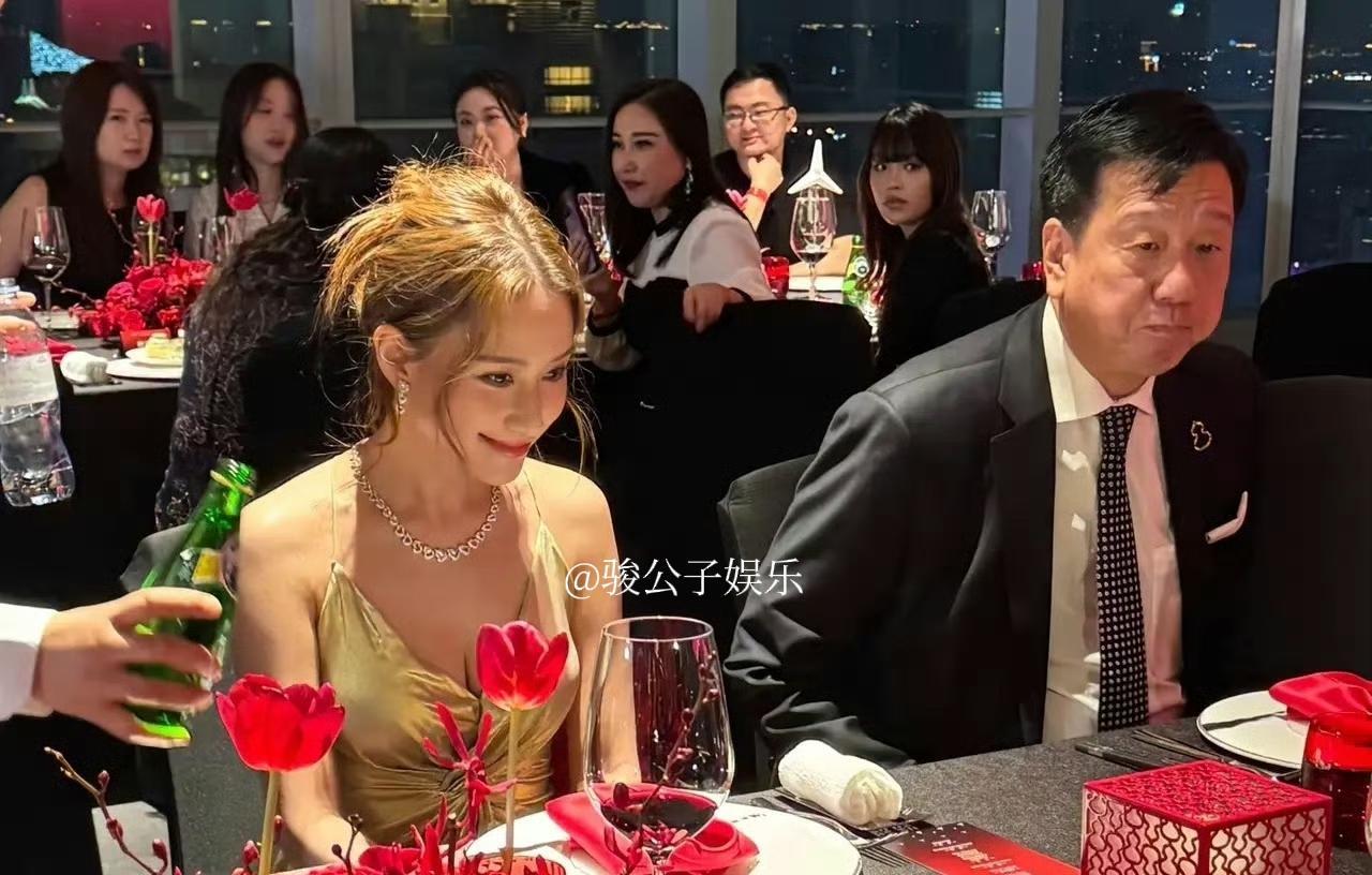 34岁的何超莲近日现身江苏出席活动，一袭金色吊带连衣裙尽显优雅妩媚气质。作为赌王