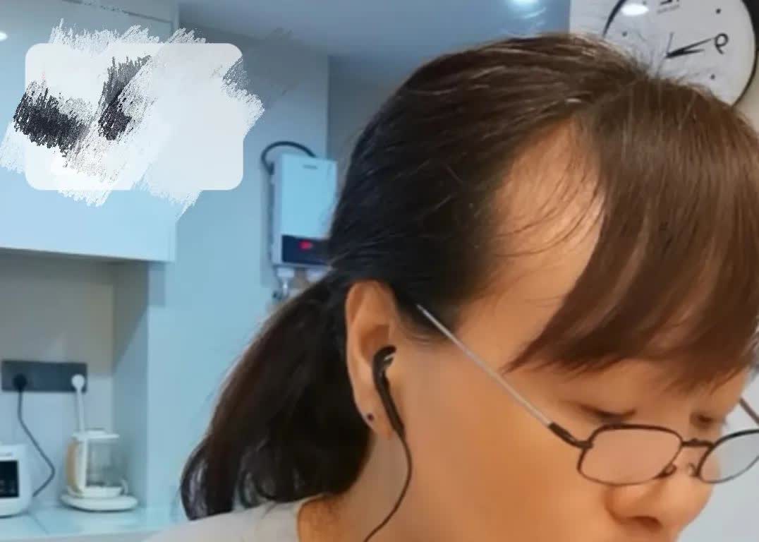 李心暖：光头哥是一个特别怕坐飞机的人，以前可能是爱我爱的如痴如醉，怕掉飞机也来了