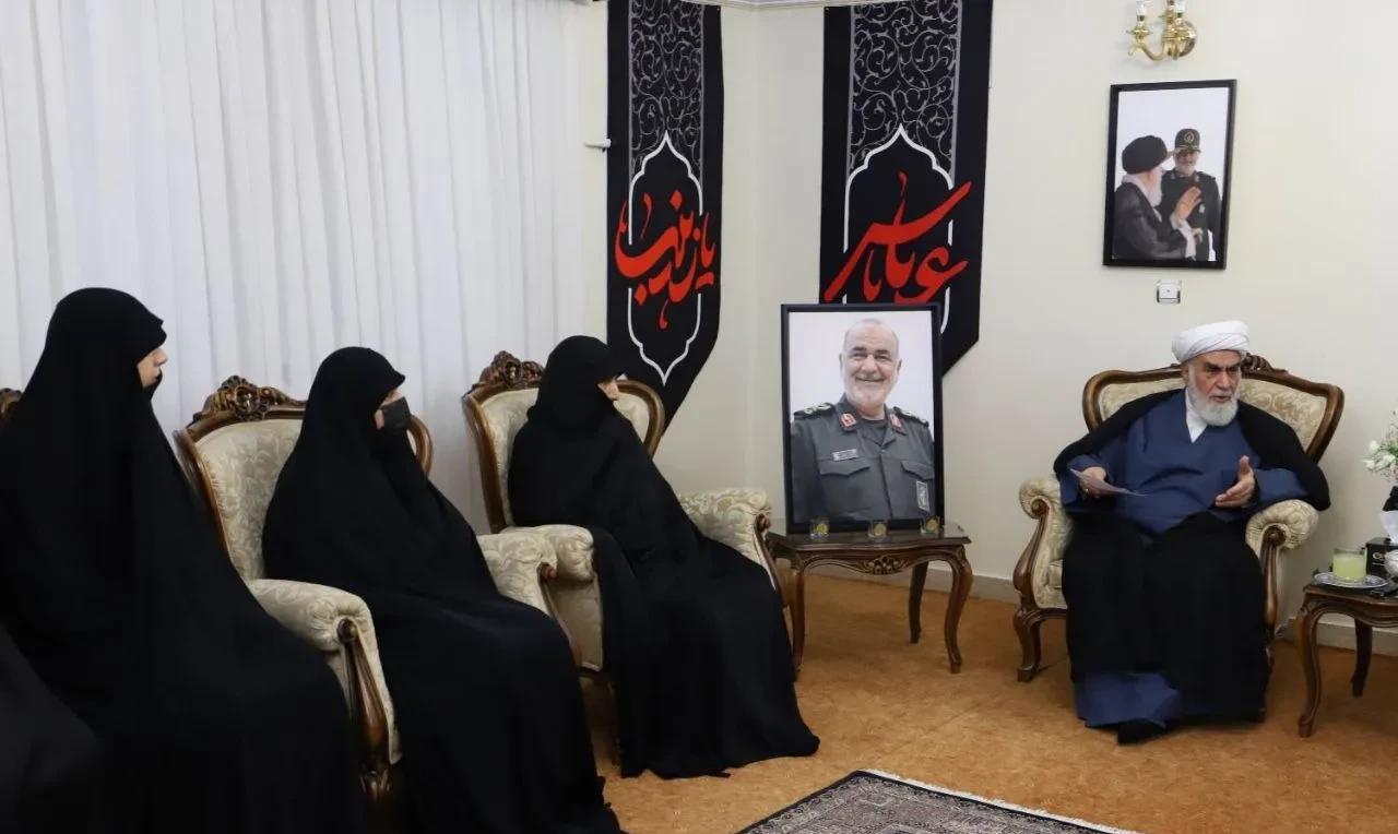 司令的家属。伊朗伊斯兰革命领袖办公室负责人代替最高领袖哈梅内伊，看望不久前被以色