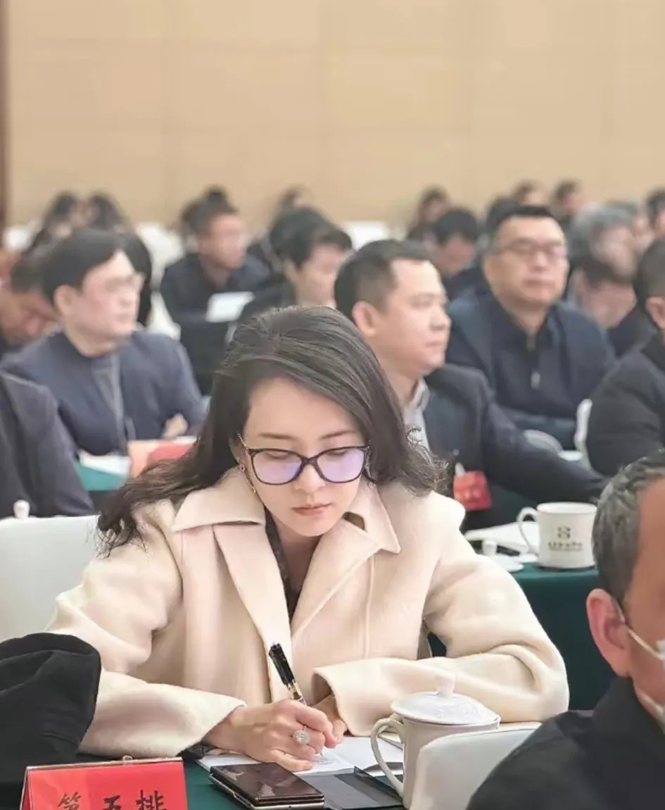 章子怡参加文联会议











我的天哪！章子怡居然也参加文联会议了！