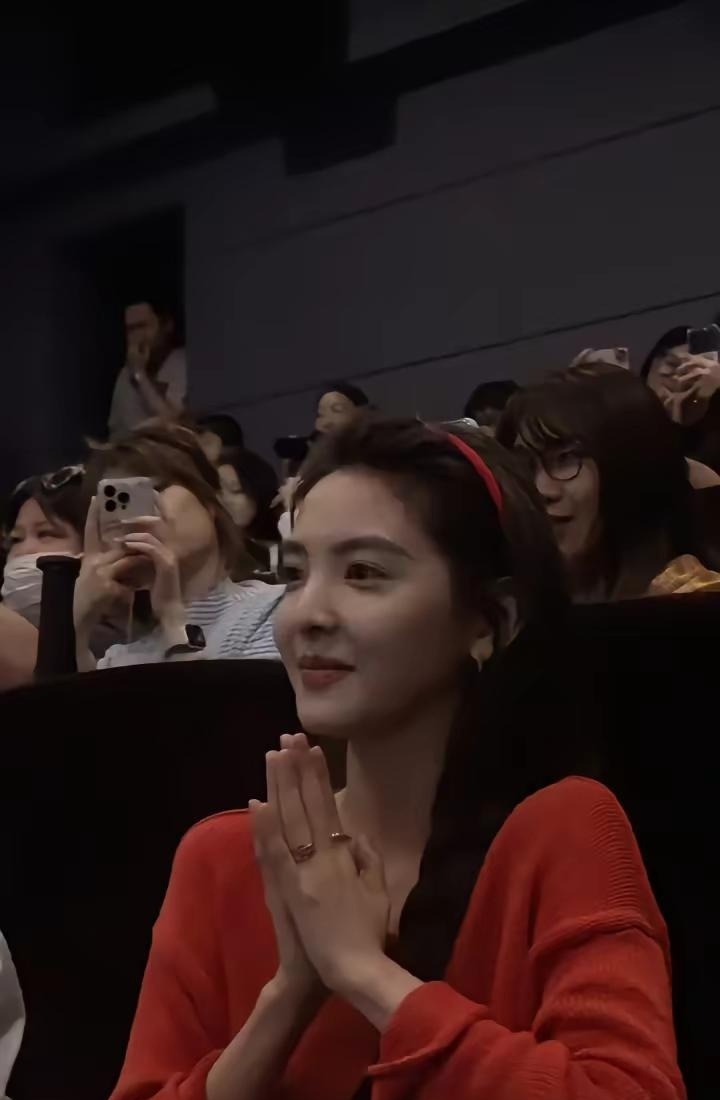 杨钰莹与赖文峰的爱情











天哪！你敢信？甜歌皇后杨钰莹，居然和