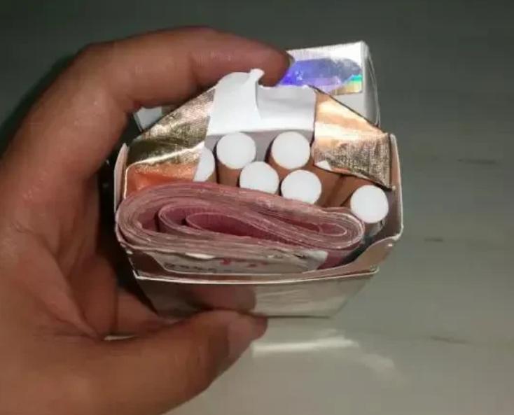 江西吉安，资深烟民王某花22元在超市买烟，入手便觉烟重量有异。他当着老板胡某的面