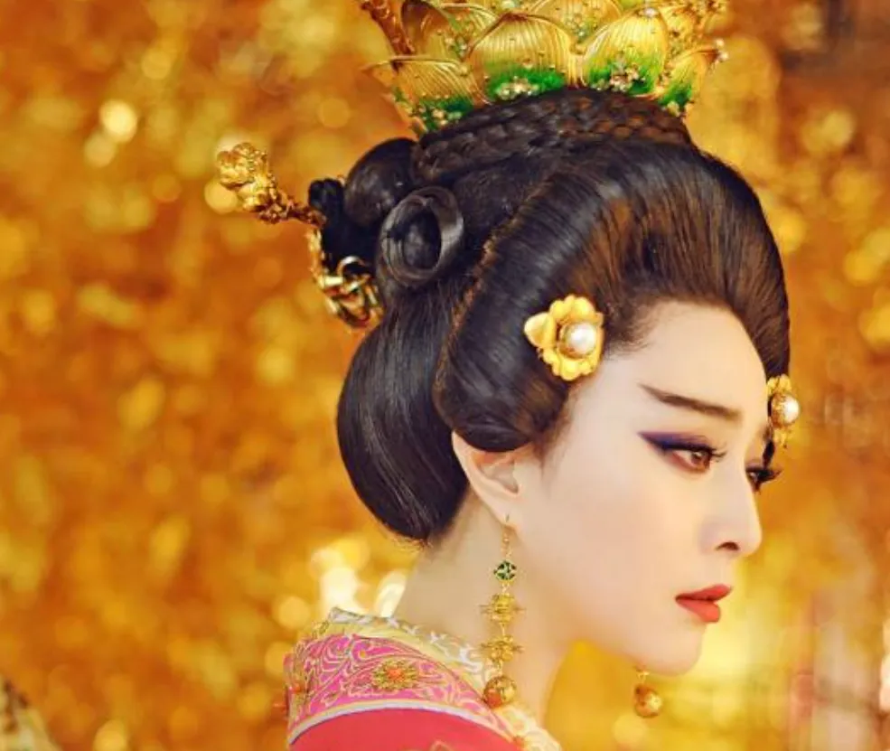 649年，李世民病危。太子李治一把搂住武则天道：“与其喊你为母，不如喊你为妻，”