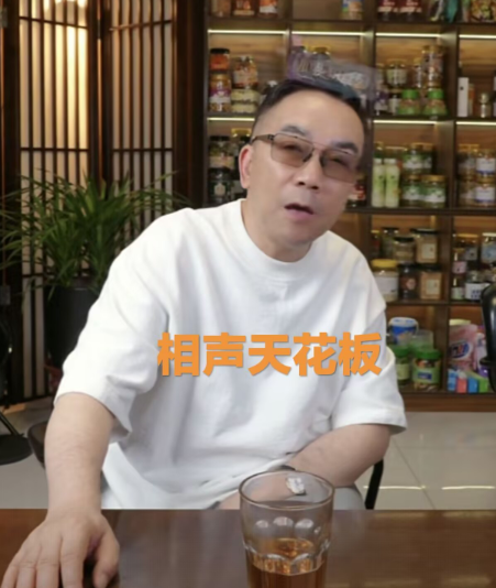 杨议十大相声里面，多数都是和杨进明一起或者和他爸爸杨少华说的

1、杨议、杨进明