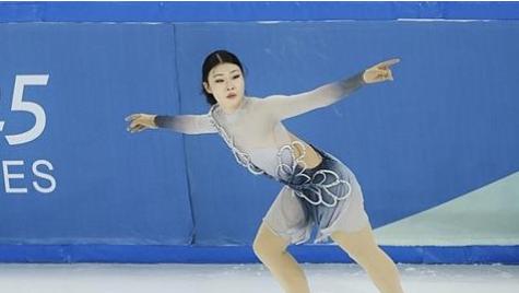 花滑男女单上演激烈角逐、冰球冰壶打响焦点战