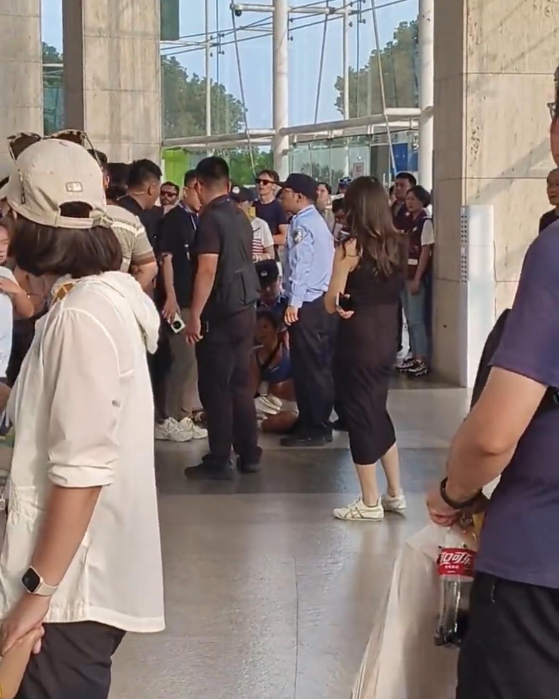 上海网球大师赛那女的后续，直接被架出去，然后熟悉的操作。
这女的不知怎么想的，人
