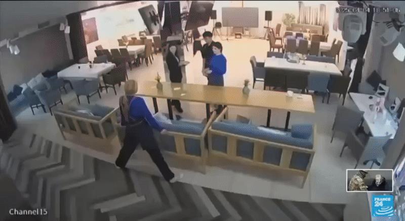 监控拍下俄罗斯导弹击中克里维里赫餐厅瞬间，乌克兰称平民死亡20人（含9名儿童）。