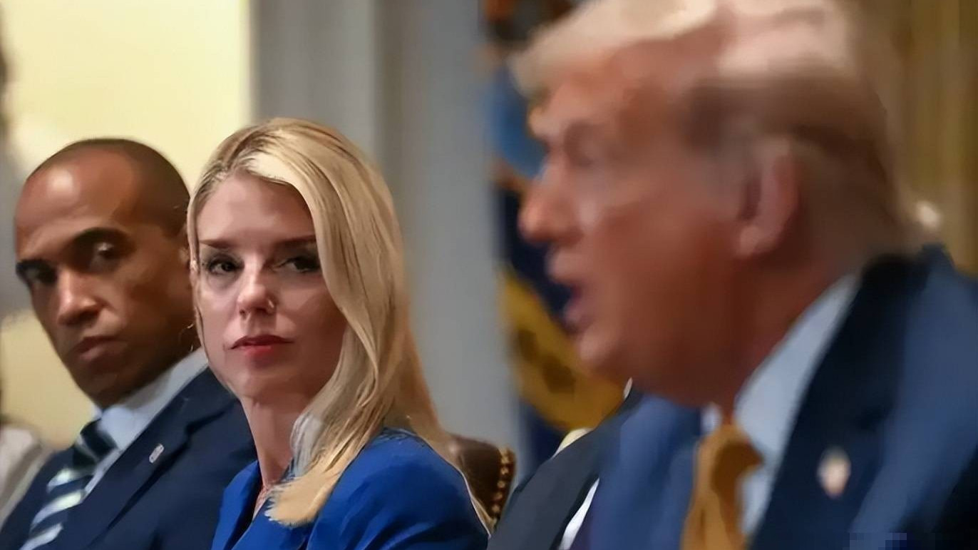 爱泼斯坦案愈演愈烈，矛头直指司法部长，特朗普下场：差不多得了