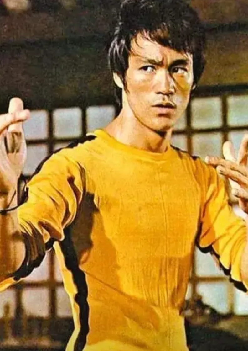 每隔十年，香港便会有一位巨星离世！
1973年，世界功夫巨星李小龙逝世，终年32