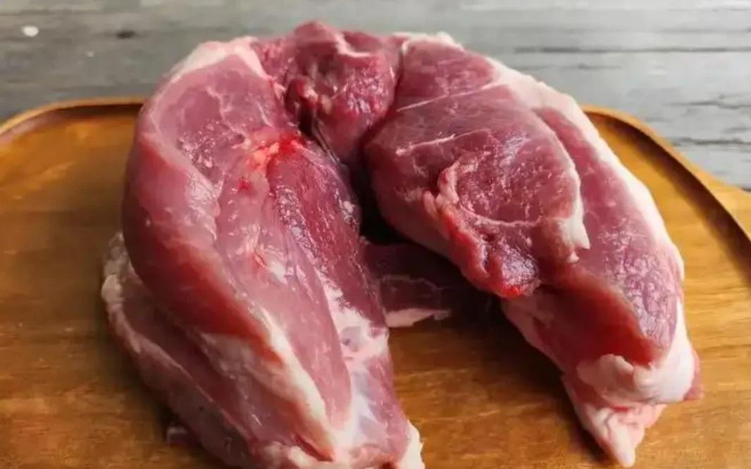 今天上午邻居给了一块猪肉， 说是她爹自己养的猪，用来做解剖实验，实验完成后，就把