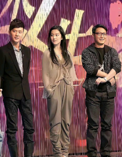 才发现黎明个子不高，竟然与身边的女星一样高！ ​​​