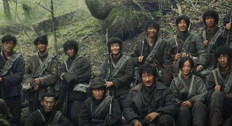 《归队》接档《生万物》开播就火了，由胡军，李乃文，陈靖可，袁姗姗领衔主演。

都