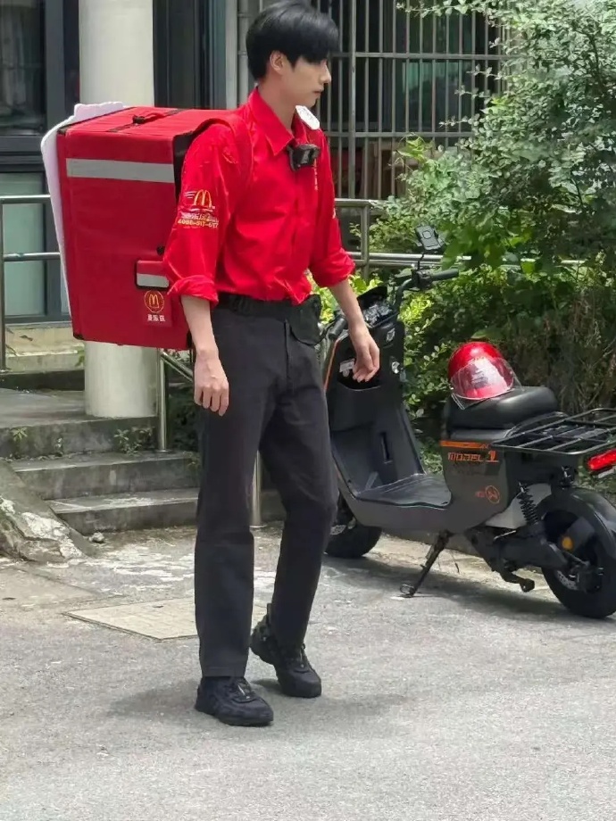 啥？胡一天成外卖配送员了？
这是在做综艺还是真接不到戏呢？
上一次看到有关他的新