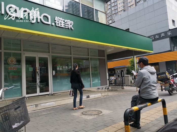 链家小哥卖房发现两万现金还失主，多次拾金不昧获客户认可