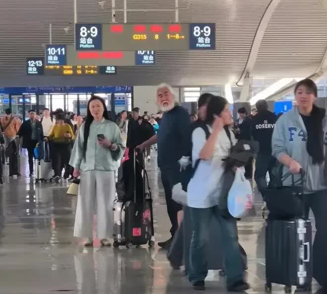 长得漂亮不如嫁的好，张纪中夫妇在动车站被偶遇，太吓人了，74岁还能陪着妻子到处旅