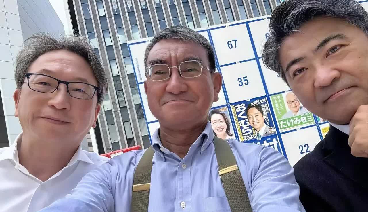 这三位日本自民党精英其实关系非常好！最左的这位叫平将明，1967年2月出生东京都