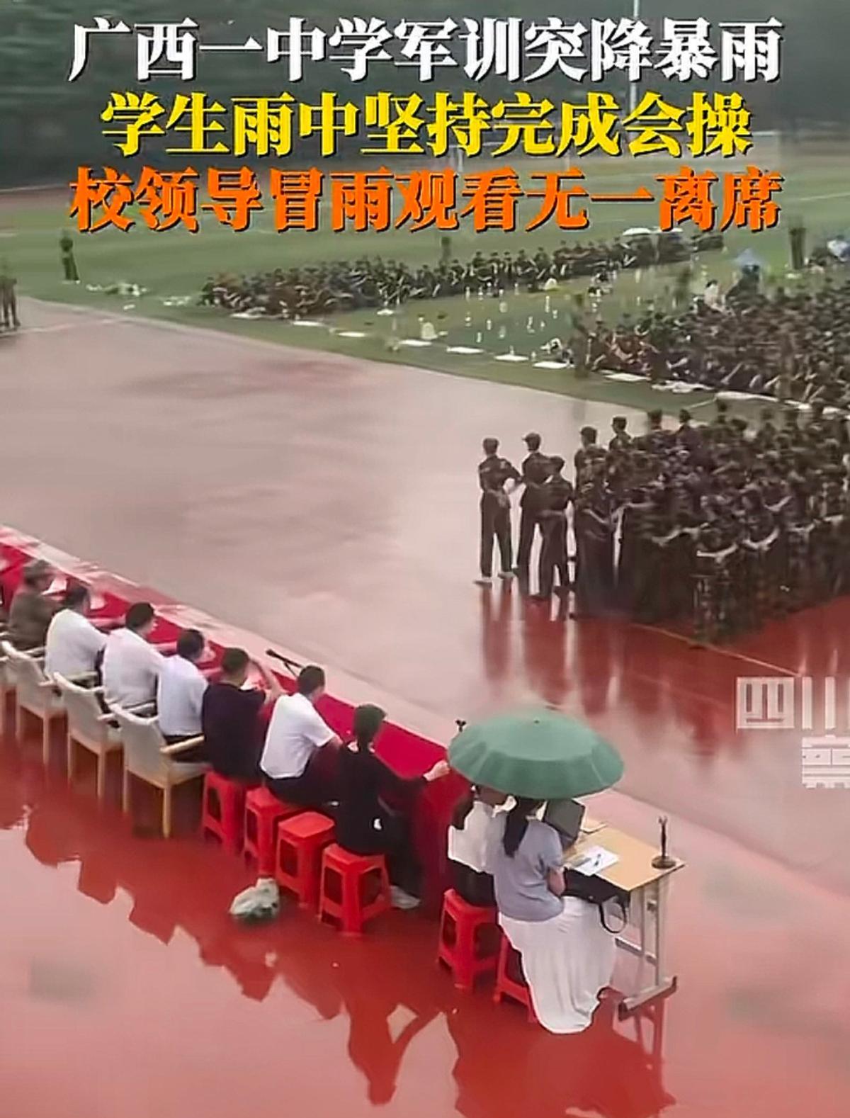 一场大雨，劈头盖脸地浇下来。
校长拿着话筒，对着几千个湿透的学生连吼三遍：“要不