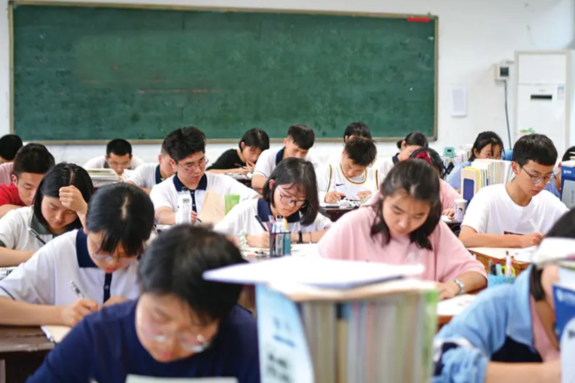 高中实行双休，并非单纯减负，核心是为大学输送高质量、有潜质的人才。

当下所需人