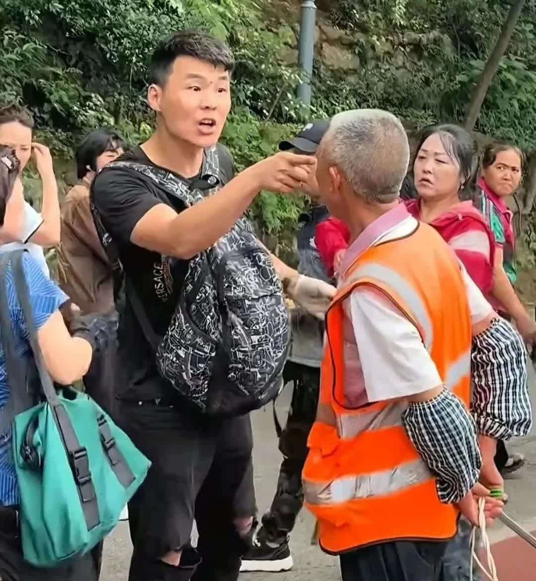 这黑衣男子太嚣张了，在大庭广众之下公开辱骂按园区规定驱赶猴群的一老人，真是太没教