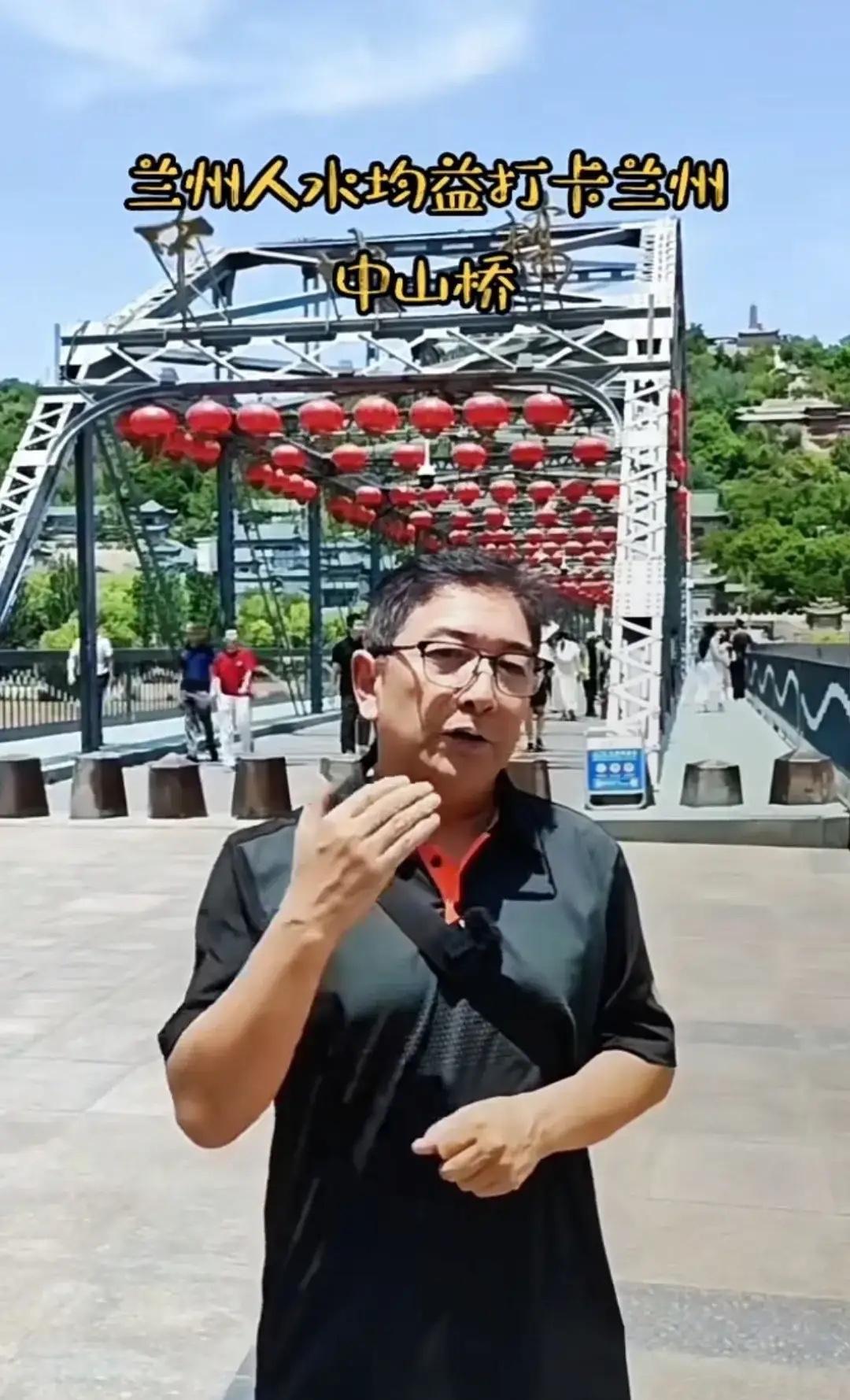 水均益曾主持《东方时空》等节目，以战地记者身份记录历史瞬间，是年轻记者心中的标杆