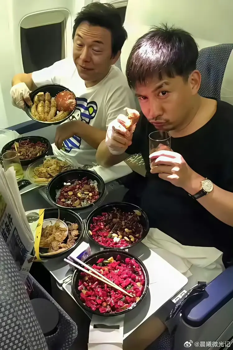 不懂就问，飞机上什么舱位，是这样用餐的啊，还是这样分开装的