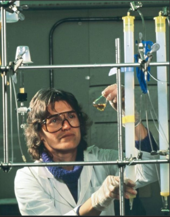 1997年，一位女科学家在做实验时，不小心将2滴透明液体滴到了乳胶手套上，她迅速