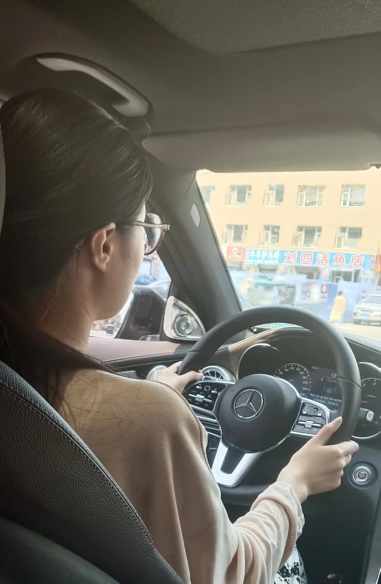 现在的孩子们真搞不懂，
离婚了还你我往的，
有个事情知声就到。
大姐前天出