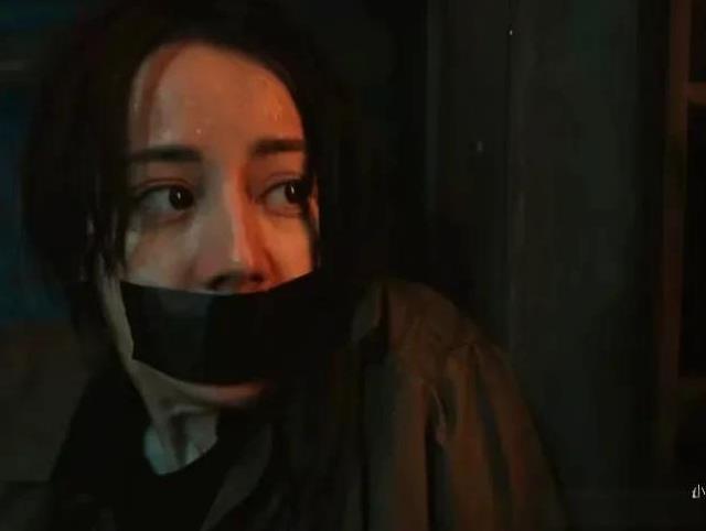 《利剑玫瑰》迪丽热巴被拐，因为在夜市小吃街，帮助了一个怕黑的小女孩。
小女孩哭着