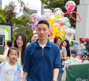 热乎的！浩南终于能好好陪妈妈去公园啦！三观很正的浩南，这个清明假期，回来陪亲妈团