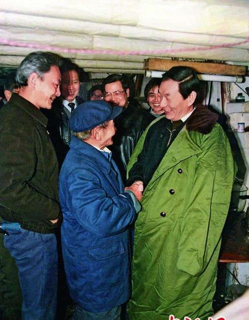 1991年1月24日，到上海市南市区棚户区居民家慰问。左一为副市长倪天增，左二为