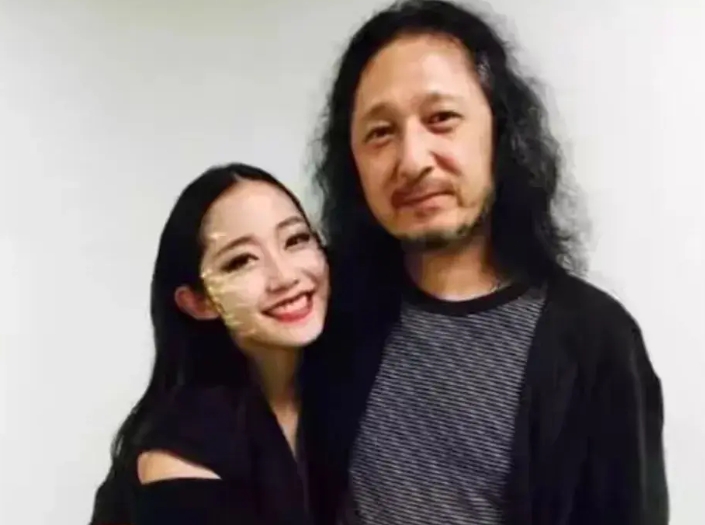 三宝（二婚的老头）什么都玩遍了，足以拿捏一个女孩，他活的非常随心，很早就明确摆烂