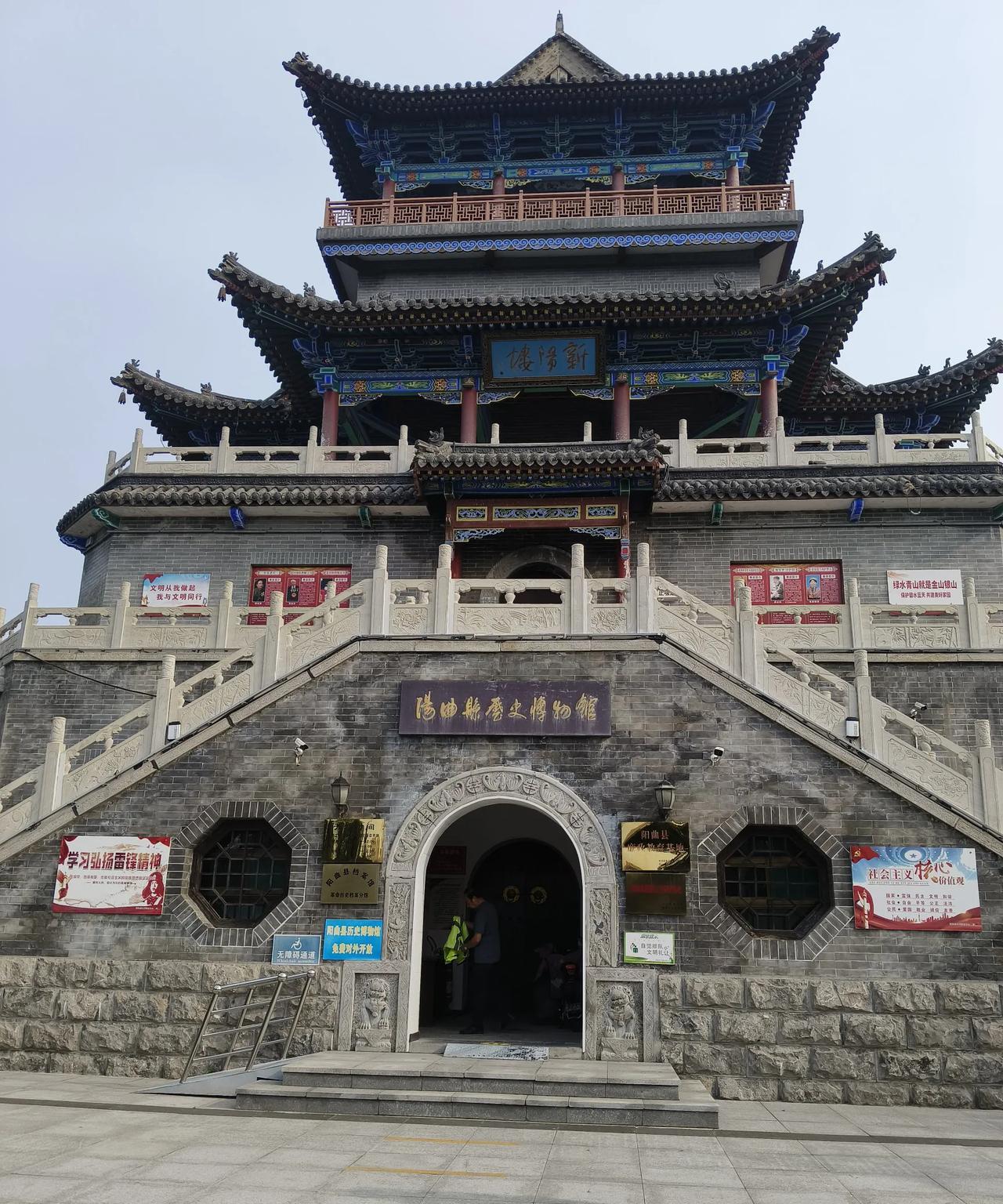 旅游路过某地历史博物馆拍的照片，
总感觉哪里怪怪的。有点不协调，
但是又说不上来