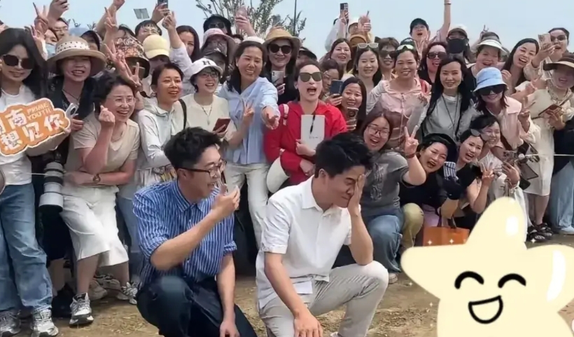 前排宇辉害羞了
后排丈母娘笑靥如花
这是溯源潜江小龙虾外场
直播完大家准备合影了