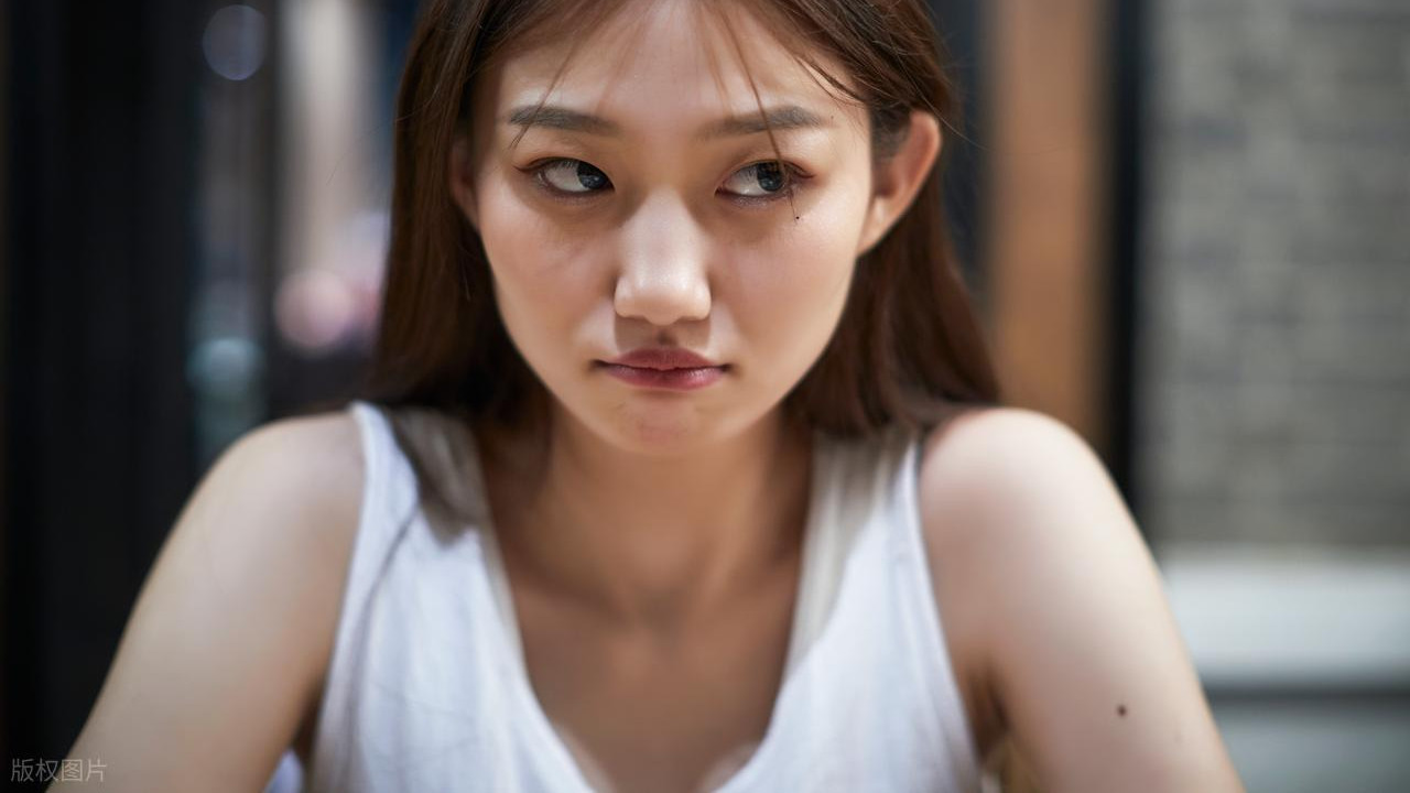 广东女子上班拿错老公的手机，接到婆婆的电话，听到3个字后决定离婚