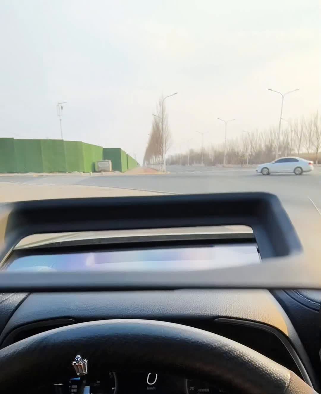 这个就是抬头显示的保护罩，大家可以看见这是白天的台显，还是非常清晰的，大家不要顾