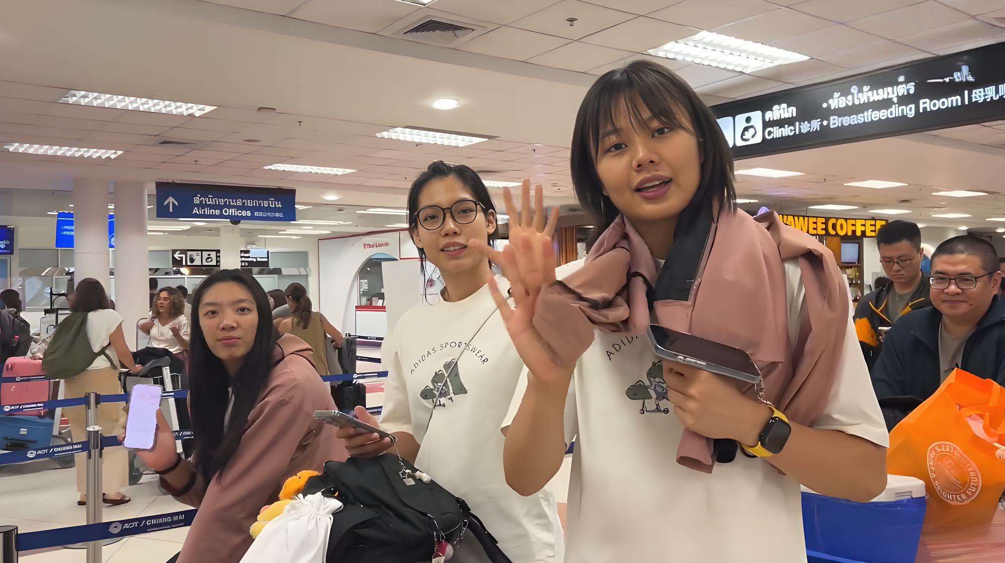 【笑靥如花！中国女排转战曼谷】
中国女排在清迈小组赛三连胜
转战曼谷迎战1/8决