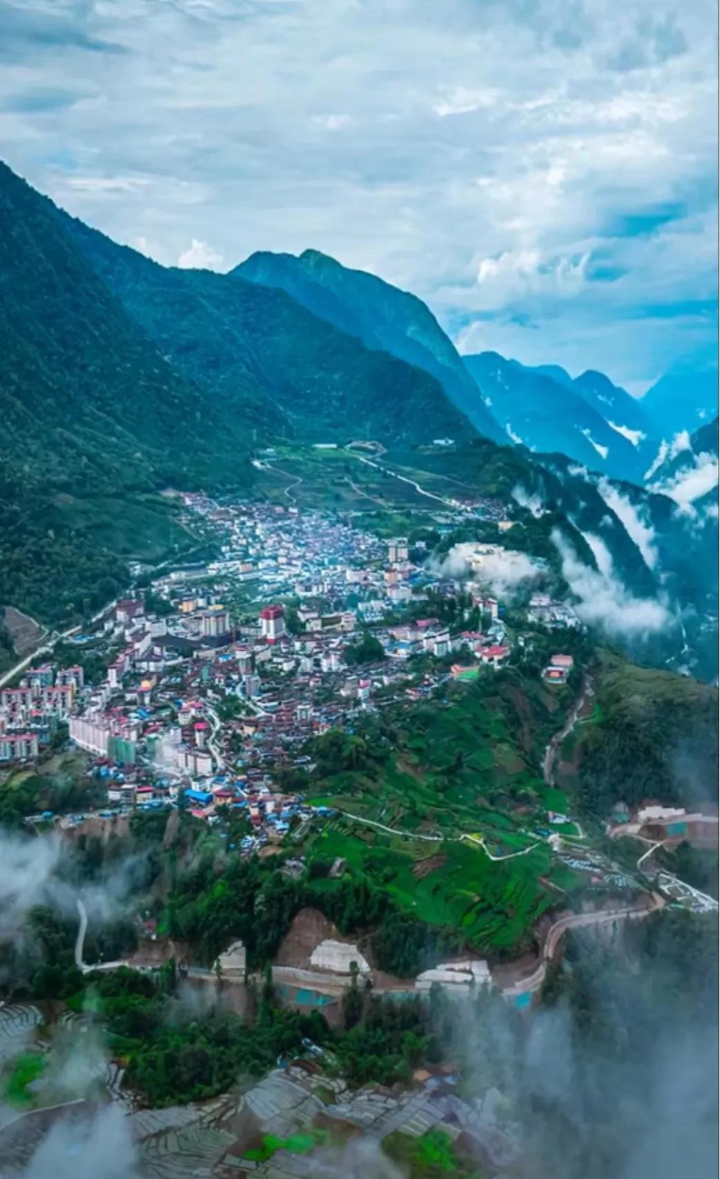 雅江所在的西藏墨脱县与四川的雅江县，新龙县，德荣县哪个县最相似！
这几个县城都以