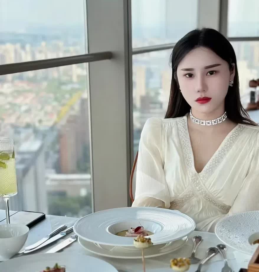 蜜宝妈妈真是个狠人，
为了美，为了变好看，
她说自己全身上下该整的地方都整容
