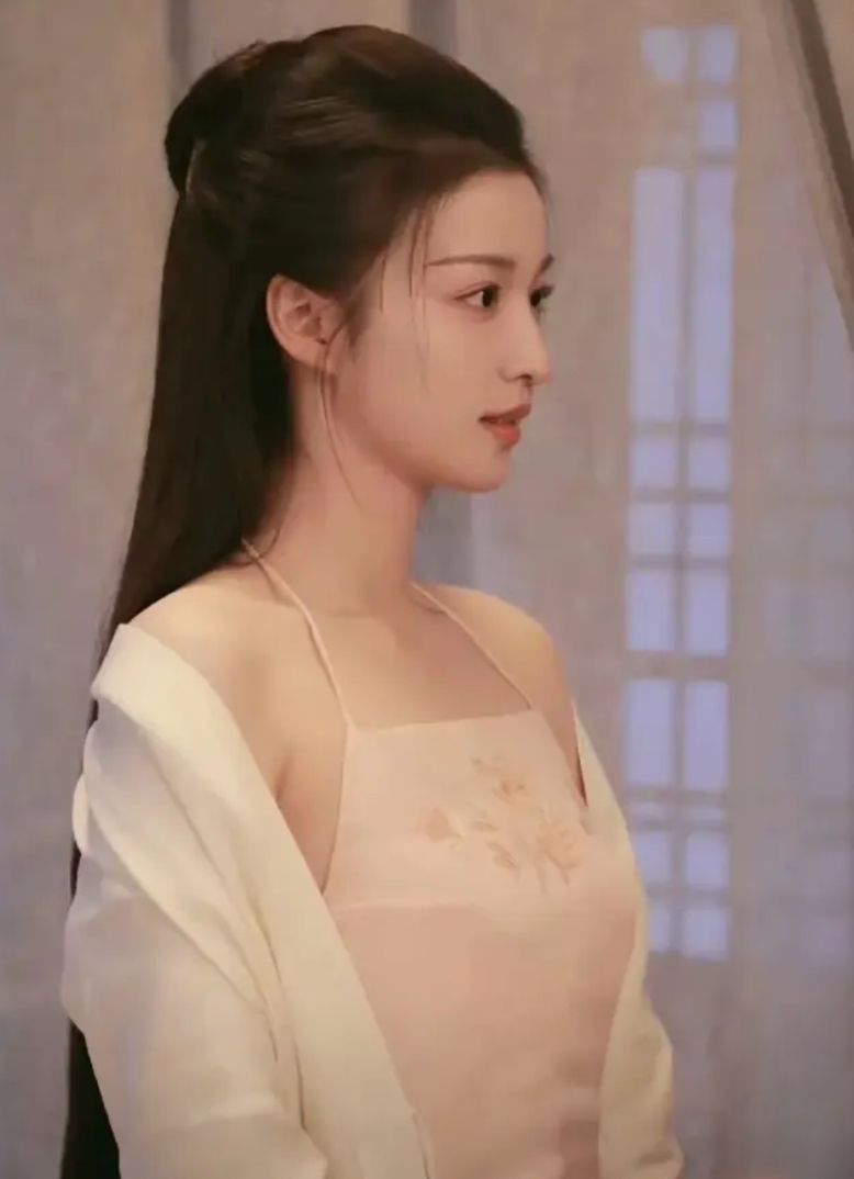 古人肚兜竟不流行了，可惜啊！
瞧瞧王楚然穿肚兜，美翻啦！
这么美的传统服饰，咋就
