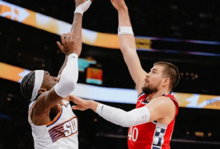 NBA常规赛，太阳主场迎战快船的比赛正在进行中。
赛中，NBA记者更新动态，发文