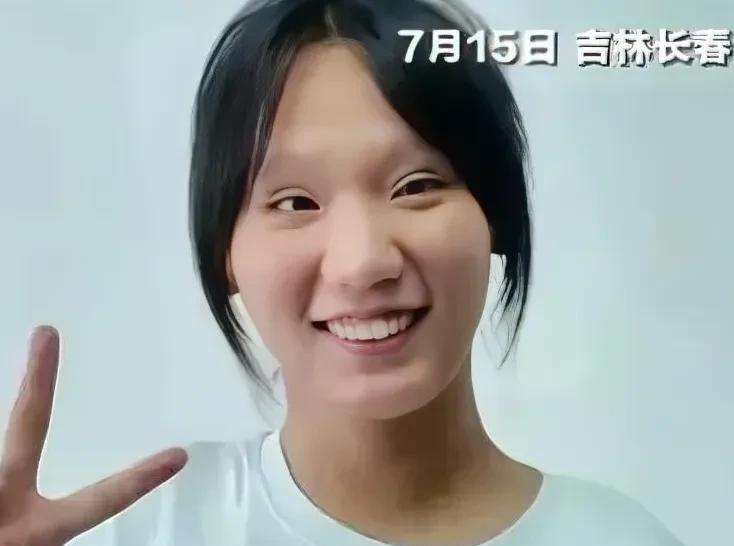 这也不怪网友质疑她是怎么被录取飞行员的，她这斜视也太明显了。
仔细观察她还不只是