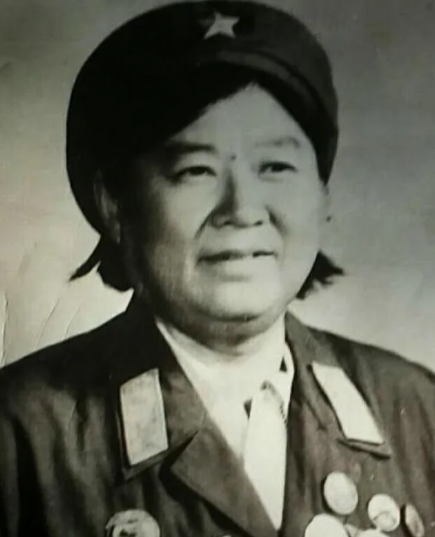 1948年，她成为中国唯一一个女特等战斗英雄，离休前向上级报告，提出了一个要求。