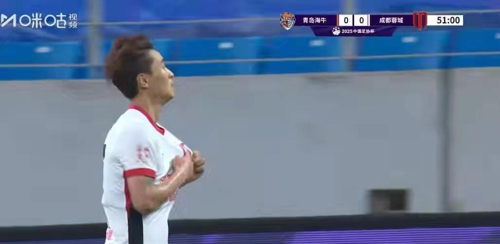 豪哥进球后指队徽那一下，我直接破防！
他冲看台拍胸口那刻，全场哭成一片。
这球不