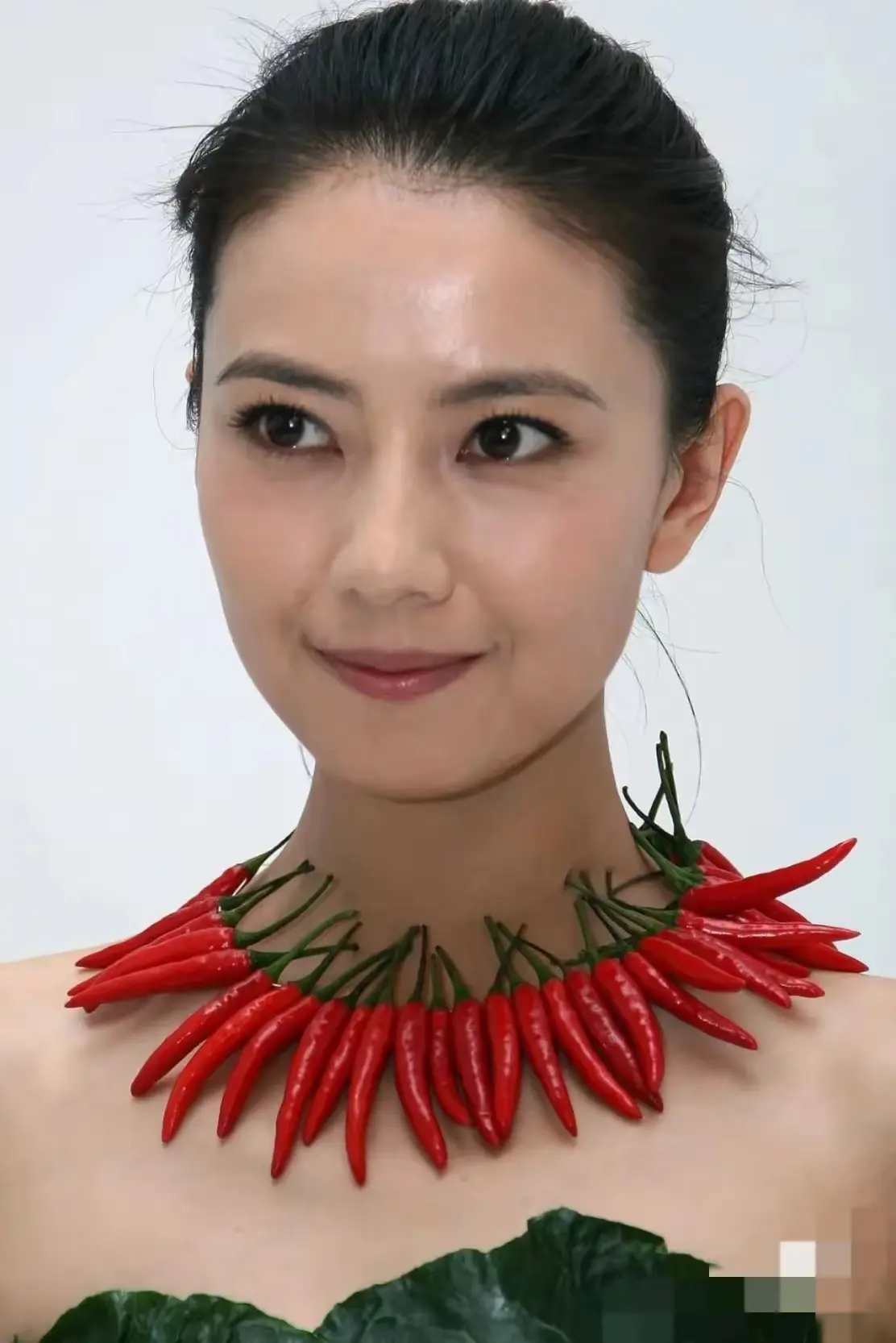 脖子上戴着一圈辣椒，穿的大头菜，没有美颜滤镜磨皮的高圆圆，颜值依旧在线。

