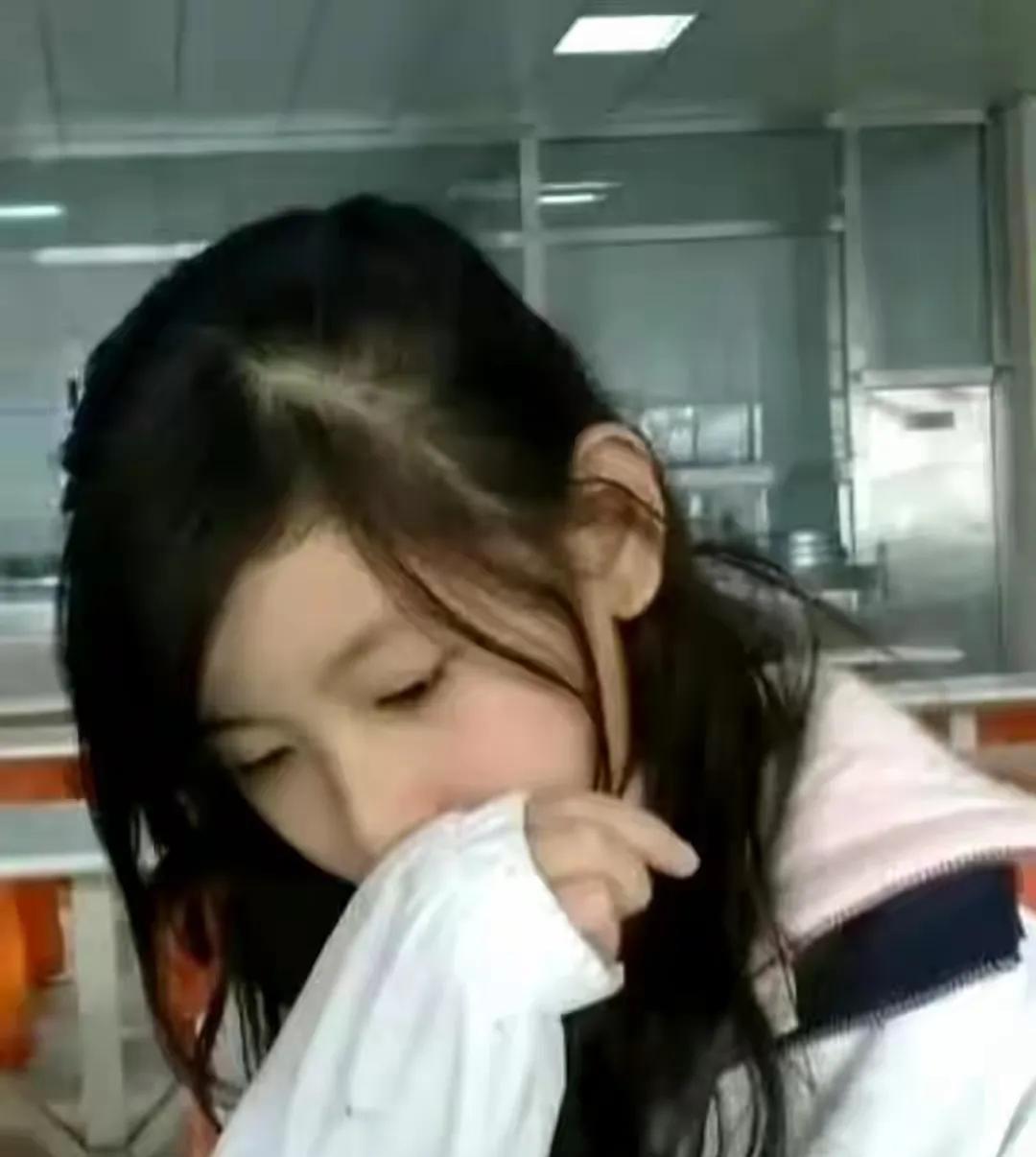 章泽天初恋脸辨识度好高哦，即使她遮住嘴巴还是让人认出她就是大名鼎鼎的奶茶妹妹。时