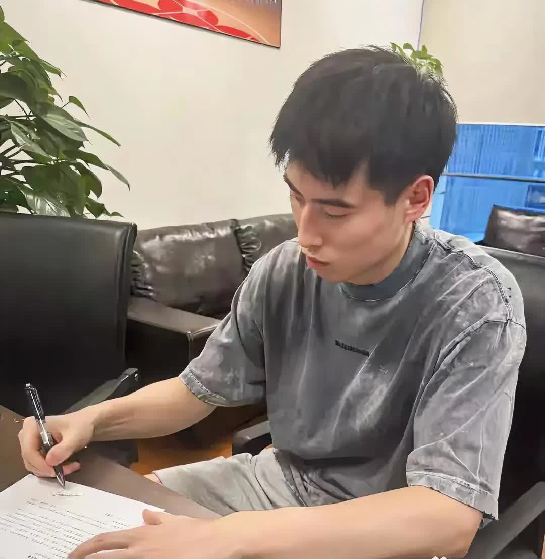 程帅澎值2400万吗

刚刚回国的中国男篮，在海南就地解散，各回各家，各找各